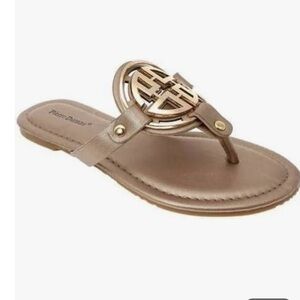 Pierre Dumas Gold Sandals Sleek Flip-Flop Design